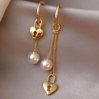 asymmetrische Ohrringe, Messing, mit Kunststoff Perlen, Herz, 14 K vergoldet, für Frau, 59mm,43mm, verkauft von Paar