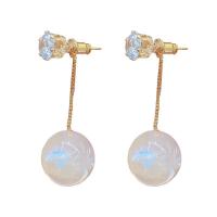 Boucles d'oreilles pendantes en laiton, avec perle de plastique, Placage de couleur d'or, pour femme & avec strass, 14x45mm, Vendu par PC