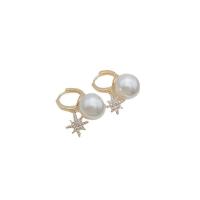 Messing Huggie Hoop Earring, met Plastic Pearl, gold plated, micro pave zirconia & voor vrouw, 22x12mm, Verkocht door pair