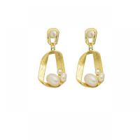 Boucles d'oreilles pendantes en laiton, avec Shell Pearl, Placage de couleur d'or, bijoux de mode & pour femme, 35mm, Vendu par paire