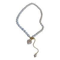 Collier de chaîne en laiton de perles d'eau douce, perle d'eau douce cultivée, avec laiton, coeur, Plaqué d'or, bijoux de mode & pavé de micro zircon & pour femme, blanc, Longueur:43 cm, Vendu par PC