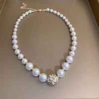Collier de perles en plastique, perle de plastique, avec Aimant & laiton, Rond, Placage de couleur d'or, bijoux de mode & pavé de micro zircon & pour femme, blanc, Longueur:35.5-42.7 cm, Vendu par PC