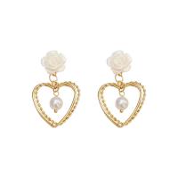 Boucles d'oreilles pendantes en laiton, avec Plastique ABS perle & résine, coeur, Plaqué d'or, bijoux de mode & pour femme, doré, 47x27mm, Vendu par paire