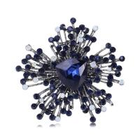 Crystal broche, Zinc Alloy, met Kristal, plated, mode sieraden & voor vrouw, meer kleuren voor de keuze, 56x59mm, Verkocht door PC