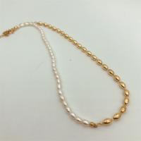 Přírodní Sladkovodní Pearl náhrdelník, Titanium ocel, s Sladkovodní Pearl, módní šperky & pro ženy, zlato, 460mm, Prodáno By PC