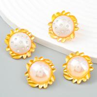 Boucle d'oreille résine, alliage de zinc, avec Plastique ABS perle & résine & Acrylique, Placage de couleur d'or, bijoux de mode & pour femme, deux couleurs différentes, 27x26mm, Vendu par paire