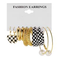 alliage de zinc Boucles d'oreilles, avec perle de plastique, Placage de couleur d'or, 5 pièces & bijoux de mode & pour femme, protéger l'environnement, sans nickel, plomb et cadmium, Vendu par fixé