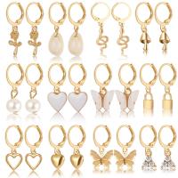 alliage de zinc Boucles d'oreilles, avec perle de plastique, Placage de couleur d'or, 12 pièces & bijoux de mode & pour femme & avec strass, protéger l'environnement, sans nickel, plomb et cadmium, Vendu par fixé