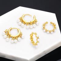 Messing Hoop Earring, med Plastic Pearl, 18K forgyldt, mode smykker & forskellige stilarter for valg & for kvinde, flere farver til valg, 2x0.4cmu30011.8x0.3cm, Solgt af par