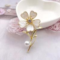 Shell Brooch Zinc Alloy with Shell & Plastic Pearl Flower KC gold color plated fashion jewelry & for woman & with rhinestone nickel lead & cadmium free Sold By Bag