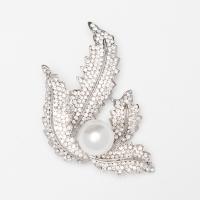 Strass Brosche, Zinklegierung, mit Kunststoff Perlen, silberfarben plattiert, für Frau & mit Strass, weiß, frei von Nickel, Blei & Kadmium, 49x58mm, verkauft von PC