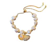 Bracelet en perles de culture d'eau douce, perle d'eau douce cultivée, avec laiton, coquille, Placage de couleur d'or, pavé de micro zircon & pour femme, Longueur Environ 5.3 pouce, 5PC/lot, Vendu par lot