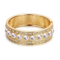 Bijoux de bracelet en alliage de zinc, avec perle de plastique, beignet, Placage de couleur d'or, pour femme & avec strass, doré, Diamètre intérieur:Environ 60mm, Vendu par PC