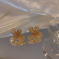 Brinco de liga de zinco, with cristal, Flor, cromado de cor dourada, joias de moda & para mulher, dourado, níquel, chumbo e cádmio livre, 30mm, vendido por par