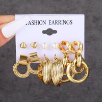 Zinklegierung Ohrringe, mit Kunststoff Perlen, hochwertige plattiert und nie verblassen, 6 Stück & Modeschmuck & für Frau, goldfarben, Bohrung:ca. 1.7mm, verkauft von setzen