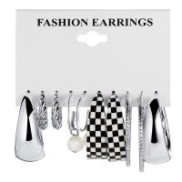 Boucles d'oreilles en alliage de zinc, avec perle de plastique & Acrylique, Placage, 5 pièces & bijoux de mode & styles différents pour le choix & pour femme & émail, plus de couleurs à choisir, Vendu par fixé