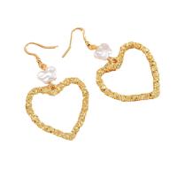 Boucles d'oreilles en alliage de zinc, avec perle de plastique, coeur, Placage de couleur d'or, bijoux de mode & pour femme & creux, protéger l'environnement, sans nickel, plomb et cadmium, 40x70mm, Vendu par paire