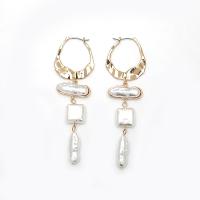 Boucles d'oreilles en alliage de zinc, avec perle de plastique, Placage de couleur d'or, bijoux de mode & pour femme, blanc, 95x30mm, Vendu par paire