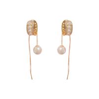Boucles d'oreilles en laiton zircon cubique pavent, avec perle de plastique, Placage de couleur d'or, bijoux de mode & pavé de micro zircon & pour femme, blanc, 4x61mm, Trou:Environ 4mm, Vendu par paire