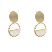 Boucles d'oreilles pendantes en laiton, avec coquille, Placage de couleur d'or, bijoux de mode & pour femme, 32x18mm, Vendu par paire