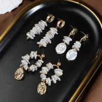 Boucles d'oreilles en perles d'eau douce, perle d'eau douce cultivée, avec laiton, Placage de couleur d'or, bijoux de mode & styles différents pour le choix & pour femme, Vendu par paire
