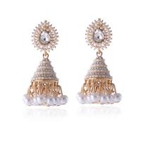 Boucles d'oreilles en alliage de zinc, avec perle de plastique, Placage de couleur d'or, bijoux de mode & pour femme & avec strass, doré, 45x17mm, Vendu par paire
