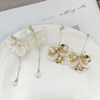 Boucles d'oreilles en alliage de zinc, avec perle de plastique & Acrylique, Pétales, Placage de couleur d'or, bijoux de mode & styles différents pour le choix & pour femme, blanc, 30x85mm, Vendu par paire