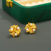 Messing Ohrstecker, mit Perlen, goldfarben plattiert, Vintage & Modeschmuck & für Frau, weiß, frei von Nickel, Blei & Kadmium, 17x17mm, verkauft von Paar