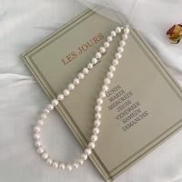 Collier de chaîne en laiton de perles d'eau douce, perle d'eau douce cultivée, avec laiton, bijoux de mode & longueur différente pour le choix & pour femme, blanc, 8-9mm, Vendu par PC