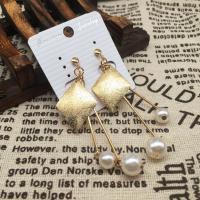 Zinklegierung Ohrring Clip, mit Kunststoff Perlen, goldfarben plattiert, Modeschmuck & für Frau & satiniert, weiß, frei von Nickel, Blei & Kadmium, 50-80mm, verkauft von Paar