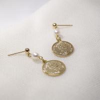Freshwater Pearl Örhängen, med Mässing, mode smycken & olika stilar för val & för kvinna, gyllene, Säljs av Par