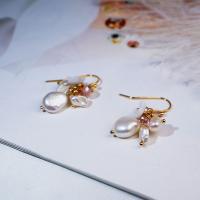 Boucles d'oreilles en perles d'eau douce, perle d'eau douce cultivée, avec coquille & laiton, Plaqué d'or, bijoux de mode & pour femme, 36mm, Vendu par paire