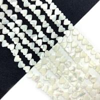 Weiße Lippenschale Perlen, Herz, DIY & verschiedene Größen vorhanden, weiß, verkauft per ca. 38 cm Strang