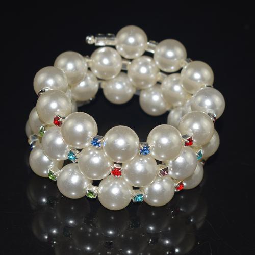 Bijoux de bracelet en alliage de zinc, avec perle de plastique, Placage, bijoux de mode & pour femme & avec strass, blanc, protéger l'environnement, sans nickel, plomb et cadmium, Diameter: 5.5cm, width: 3.1cm, Vendu par PC