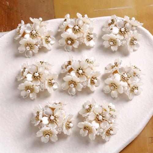 Haarschmuck DIY Ergebnisse, Kunststoff Perlen, mit Messing, Blume, weiß, 32mm, verkauft von PC