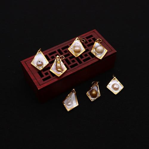 Pingentes de concha, with pérola & cobre, Rhombus, cromado de cor dourada, joias de moda & DIY, cores misturadas, 19x29mm, vendido por PC