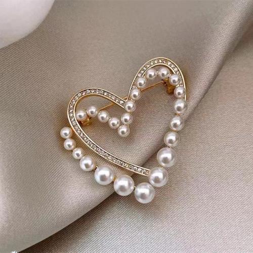 Broches de aleación de zinc, con Perlas plásticas, Corazón, para mujer & hueco, dorado, libre de níquel, plomo & cadmio, 39x37mm, Vendido por UD