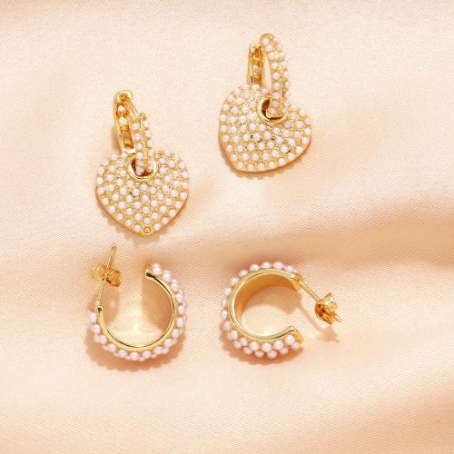 Messing oorhangers, met Plastic Pearl, plated, mode sieraden & verschillende ontwerpen voor de keuze, gouden, nikkel, lood en cadmium vrij, Verkocht door pair