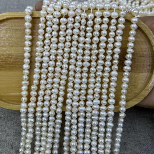 Perline perle d'acqua dolce naturale, perla d'acquadolce coltivata naturalmente, Leggermente rotondo, gioielli di moda & DIY, bianco, Length about 5-6mm, Appross. 70PC/filo, Venduto da filo