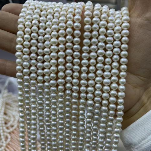 Naturel d'eau douce perles, perle d'eau douce cultivée, Légèrement rond, bijoux de mode & DIY, blanc, Length about 5-6mm, Environ 67PC/brin, Vendu par brin