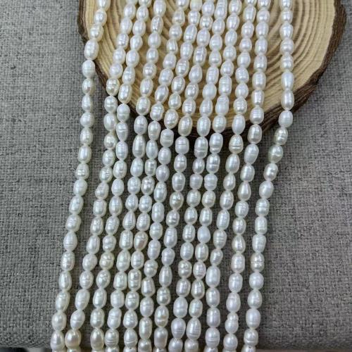 Riso coltivato in perla d'acqua dolce, perla d'acquadolce coltivata naturalmente, gioielli di moda & DIY, bianco, Length about 4-5mm, Appross. 55PC/filo, Venduto da filo