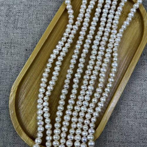 Naturalne perły słodkowodne perełki luźne, Perła naturalna słodkowodna, Lekko okrągły, biżuteria moda & DIY, biały, Length about 4-5mm, około 79komputery/Strand, sprzedane przez Strand