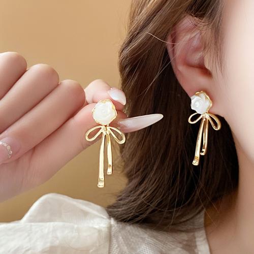 Brass Stud Earring, with Pearl Oyster, Flower, plated, fashion jewelry, golden, nickel, lead & cadmium free, 19x40mm, Sold By Pair