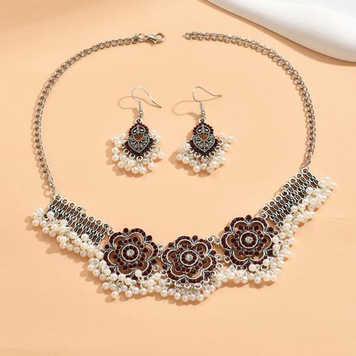 Conjuntos de joyería de aleación de zinc, pendiente & collar, con Perlas plásticas, para mujer & con diamantes de imitación, plateado, Vendido por Set