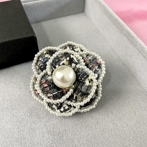 Broche bijoux de mode, tissu, avec perle de plastique & alliage de zinc, fait à la main, pour femme, plus de couleurs à choisir, 60mm, Vendu par PC