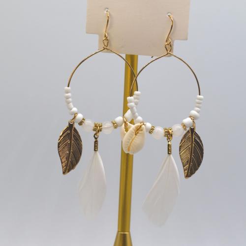Boucle d'oreille de mode plume, avec Seedbead & coquille de trompette & alliage de zinc, Placage de couleur d'or, bijoux de mode & pour femme, plus de couleurs à choisir, 35x110mm, Vendu par paire