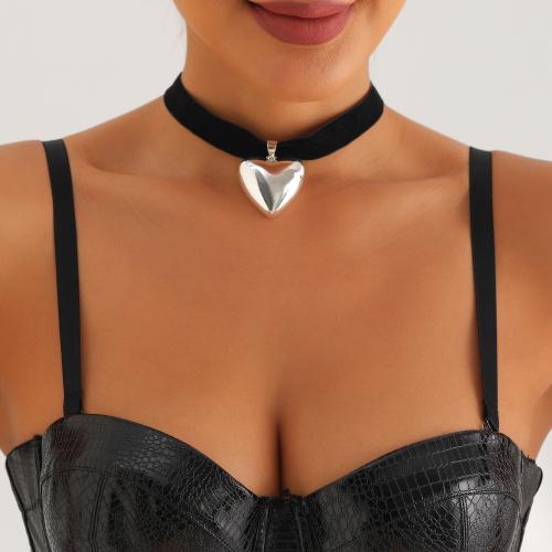 Zinklegierung Schmuck Halskette, mit Baumwollsamt, Herz, silberfarben plattiert, für Frau, frei von Nickel, Blei & Kadmium, verkauft von PC