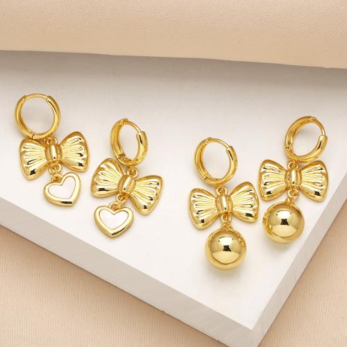 Boucles d'oreilles pendantes en laiton, avec coquille, Placage de couleur d'or, bijoux de mode & modèles différents pour le choix, doré, protéger l'environnement, sans nickel, plomb et cadmium, Vendu par paire