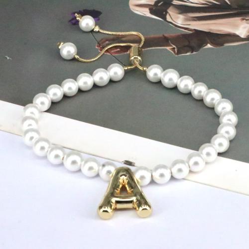 Bracelets en laiton, avec perle de plastique, Placage, lettres sont de A à Z & styles différents pour le choix & pour femme, doré, Vendu par PC