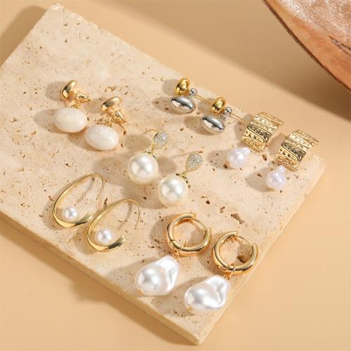 Befestiger Zirkonia Messing Ohrring, mit ABS-Kunststoff-Perlen, goldfarben plattiert, verschiedene Stile für Wahl & Micro pave Zirkonia & für Frau, keine, frei von Nickel, Blei & Kadmium, verkauft von Paar